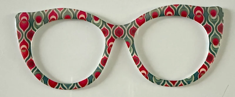 Zuri Creator Topper; red and green geometric pattern