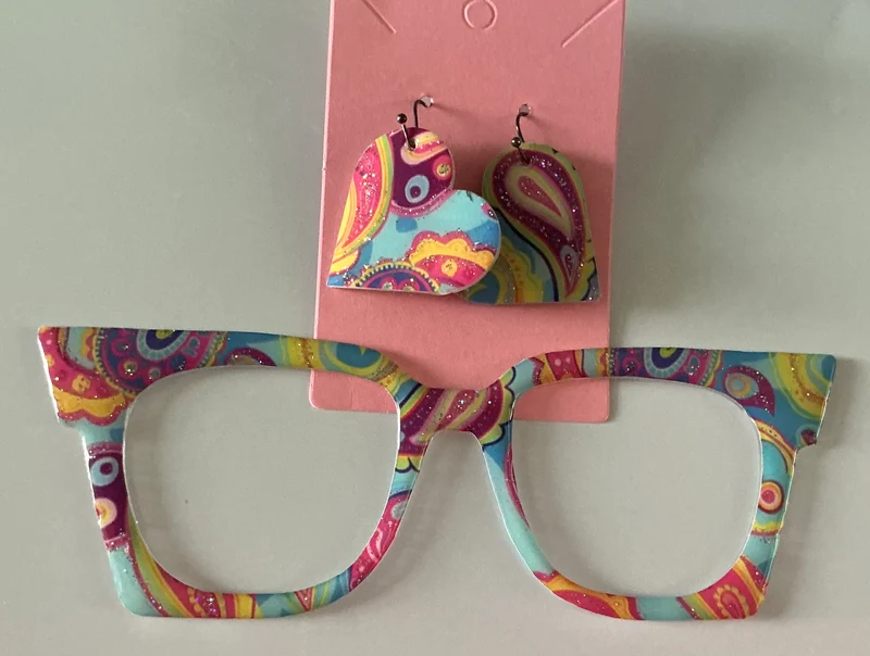 NEW Murphy Topper; hybrid; pink burgundy, and light blue paisley with matching earrings