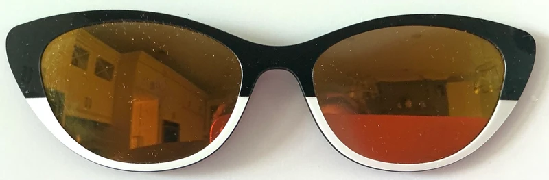 PAIR Ella Topper; Black and White Polarized Sunny*has small spot that doesn’t affect vision
