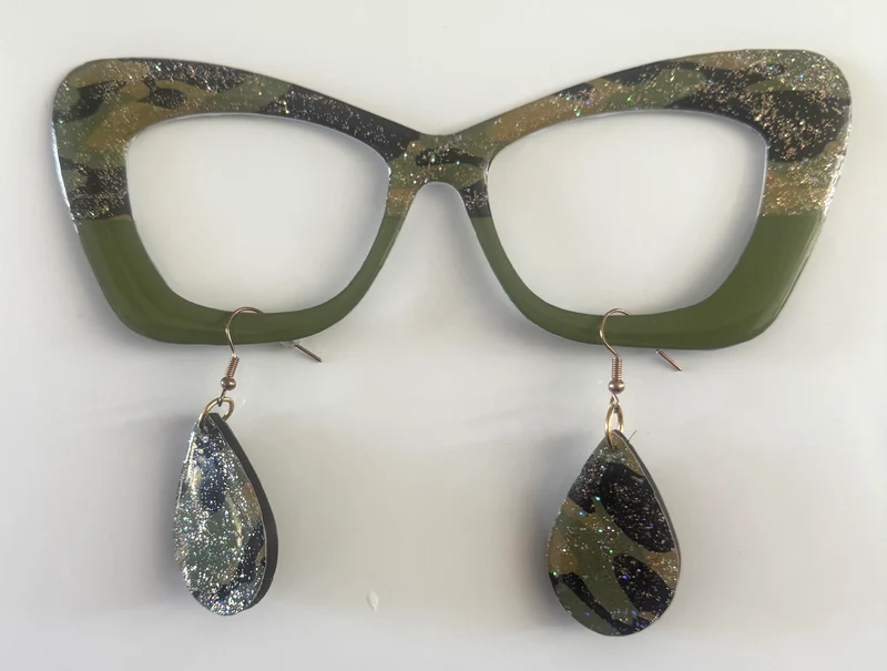 Wanda Topper; hybrid; camo sparkle/army green split with matching earrings